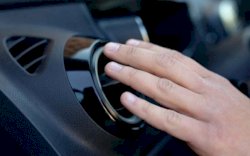 Ini Penyebab AC Mobil Bau Apek