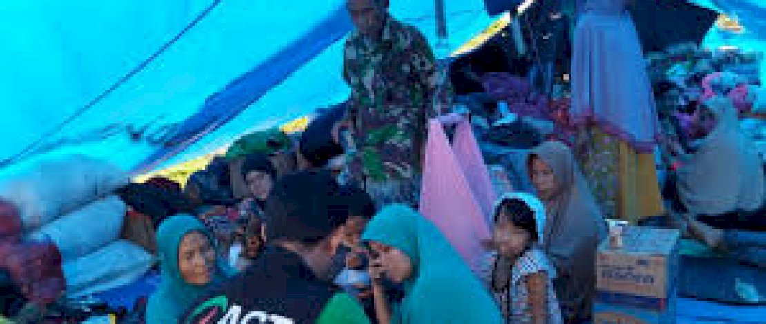 Relawan ACT Sulsel di tenda pengungsian korban banjir Masamba.