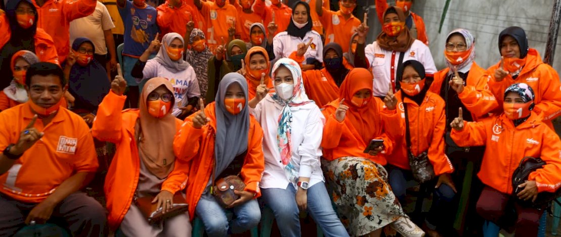 Fatmawati Rusdi dan para pendukung ADAMA'.