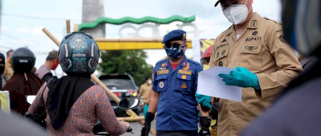 Bupati Adnan Periksa Langsung Identitas Pengendara yang Masuk Gowa