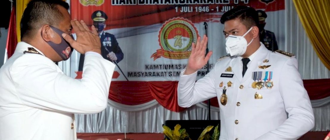 Kapolres Gowa, AKBP Boy Samola, memberi hormat yang dibalas Bupati Gowa, Adnan Purichta Ichsan.