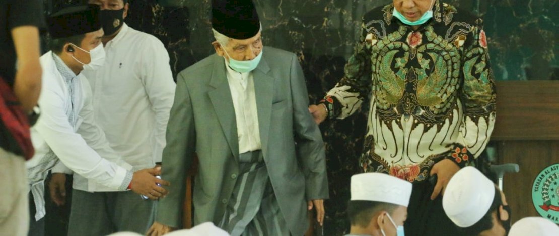 AGH Sanusi Baco bersama Andi Tajerimin di Ponpes Nahdlatul Ulum.