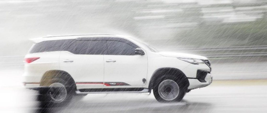 Begini Dampak Buruk Air Hujan untuk Mobil