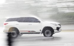 Begini Dampak Buruk Air Hujan untuk Mobil