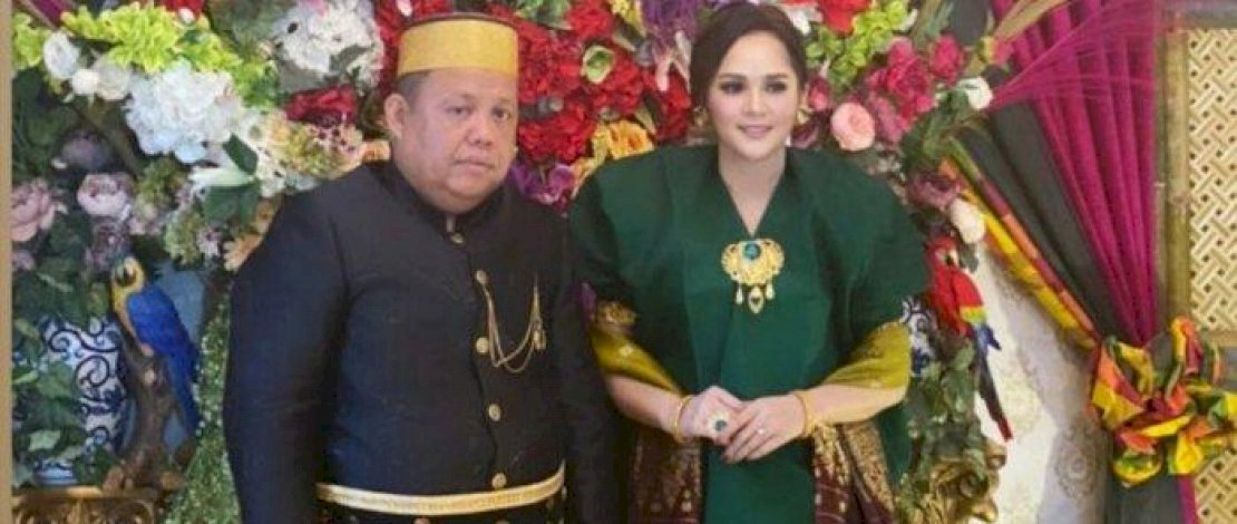 Haji Ajis Kalla saat melamar wanita pujaannya, Nadia Margreza.