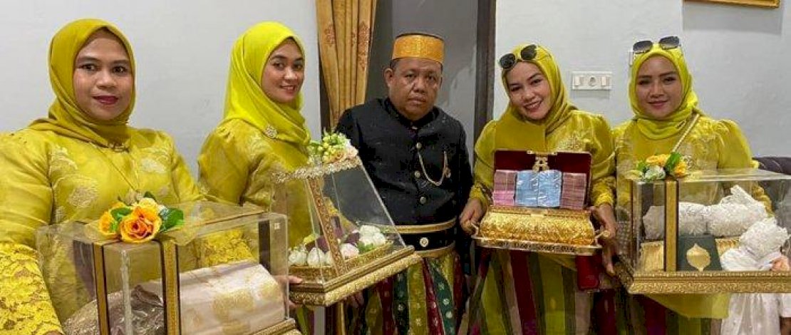 Haji Ajis Kalla saat melamar wanita pujaannya, Nadia Margreza.