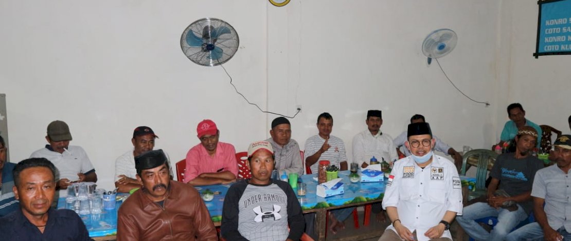 Andi Akmal Pasluddin (baju putih) saat bertemu petani tebu di Libureng, Bone.