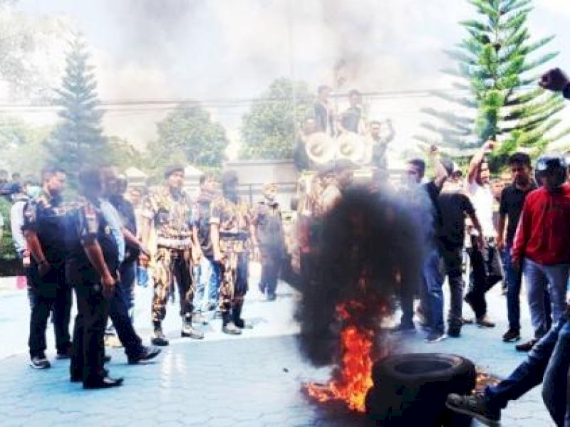 Tolak Kedatangan 49 WNA, Anggota Ormas Kena Bogem di Imigrasi Kendari