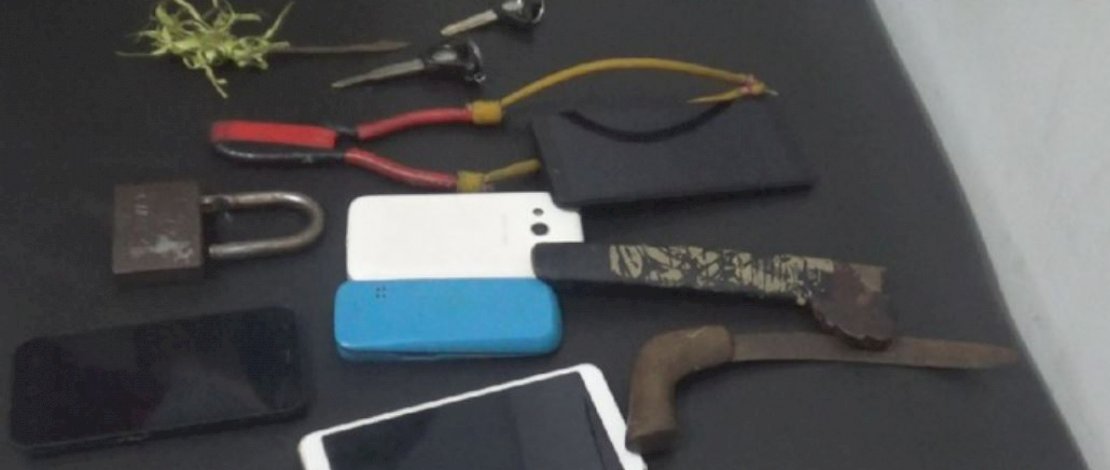 Senjata tajam juga alat komunikasi yang digunakan komplotan pembobol minimarket di Makassar.