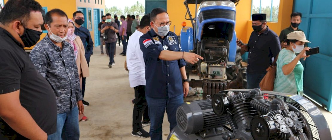 Andi Akmal Pasluddin menunjuk alat pengering gabah, yang diserahkan kepada masyarakat Belawa.