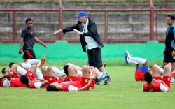 Alfred Riedl Mantan Pelatih PSM Makassar dan Timnas Tutup Usia