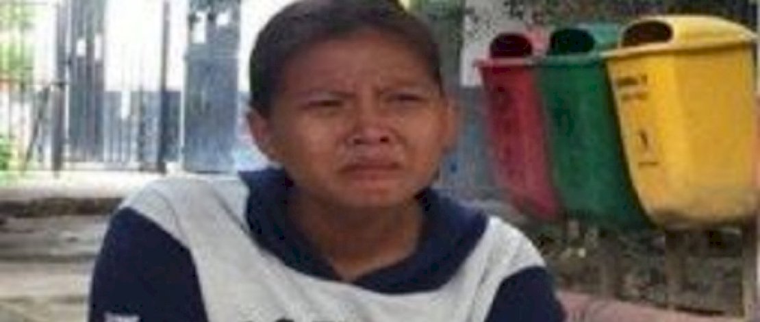 Ananda menangis mengingat almarhum suaminya, Fran. 