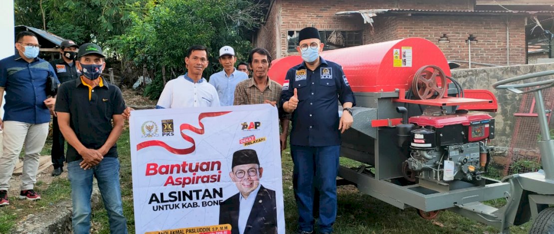 Andi Akmal Pasluddin (kanan), menyerahkan alsintan kepada para petani.