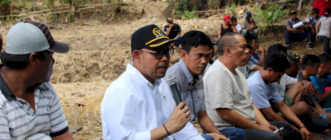 Andi Akmal Pasluddin dalam sebuah kegiatan bersama warga.