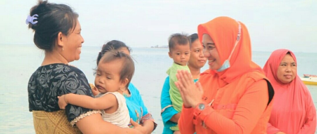 Bakal calon bupati Pangkep Andi Nirawati, juga pasangannya bakal calon wakil bupati Pangkep, Lutfi Hanafi saat mengunjungi warga pulau.