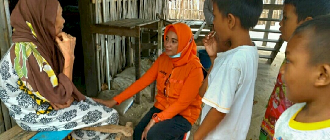 Bakal calon bupati Pangkep Andi Nirawati, juga pasangannya bakal calon wakil bupati Pangkep, Lutfi Hanafi saat mengunjungi warga pulau.