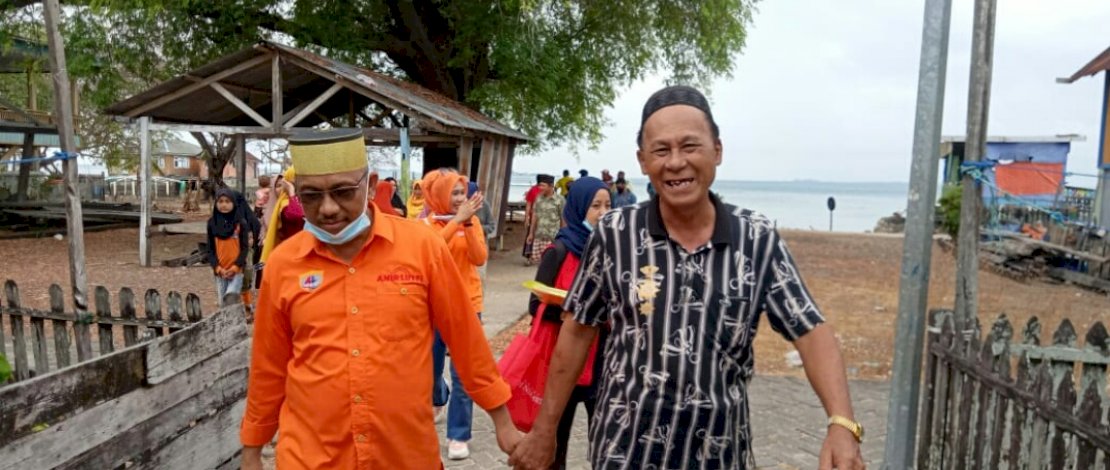 Bakal calon bupati Pangkep Andi Nirawati, juga pasangannya bakal calon wakil bupati Pangkep, Lutfi Hanafi saat mengunjungi warga pulau.