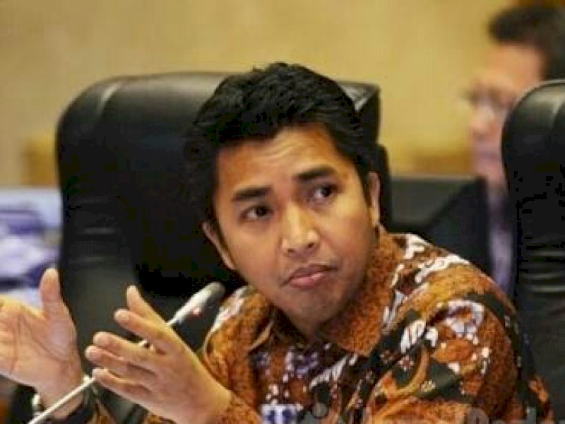 Andi Rahmat: OJK Tidak Perlu Kembali ke BI