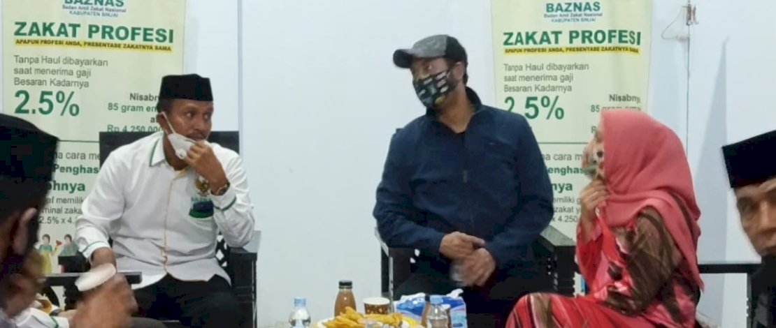Bupati Sinjai, Andi Seto Gadhista Asapa, membayar zakat fitrahnya di Baznas Sinjai. Bupati Sinjai, Andi Seto Gadhista Asapa, membayar zakat fitrahnya di Baznas Sinjai.