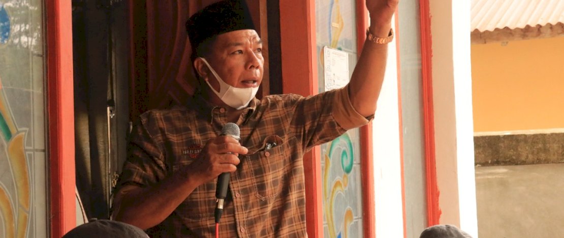 Andi Utta saat bertemu dengan tokoh masyarakat Ulugalung. 