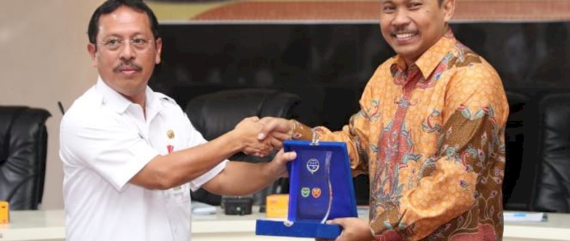 Sekda Kota Makassar, Muh Ansar saat menerima cenderamata dari peserta Studi Lapangan Pelatihan Kepemimpinan Pengawas (PKP) Angkatan 87 Kementerian Perhubungan 2020.