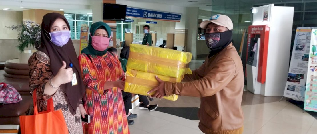 Kopral Kepala (Kopka) Mus Dian Setiawan, menyerahkan bantuan masker kepada dr Nilla Mayasari, Bagian Donasi RSUP Wahidin Sudirohusodo Makassar.