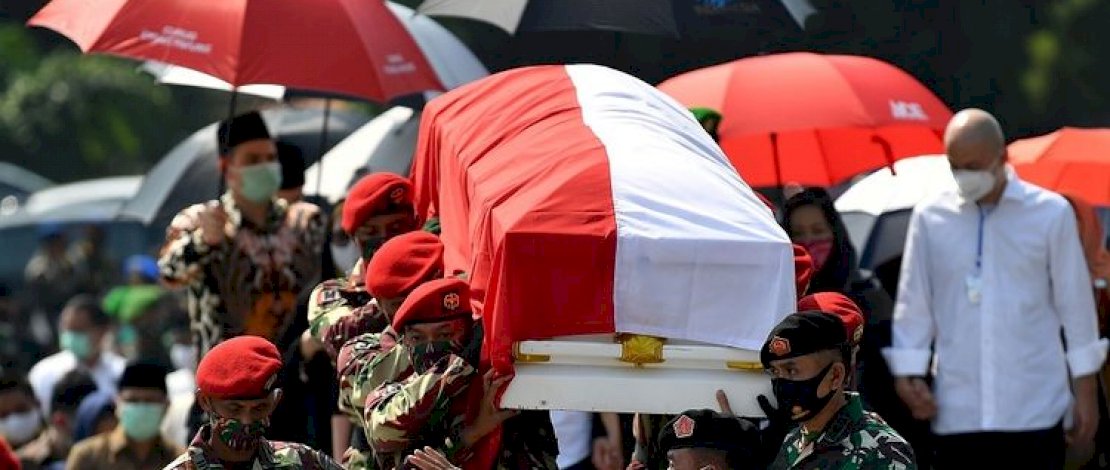 Prajurit Kopassus memanggul peti jenazah mantan Kepala Staf Angkatan Darat Jenderal TNI (Purn) Pramono Edhie Wibowo untuk dimakamkan di Taman Makam Pahlawan Nasional Utama Kalibata, Jakarta Selatan, Minggu (14/6/2020). Adik ipar dari Presiden ke-6 RI Susilo Bambang Yudhoyono tersebut meninggal dunia pada Sabtu 13 Juni 2020.(ANTARA FOTO/SIGID KURNIAWAN) Prajurit Kopassus memanggul peti jenazah mantan Kepala Staf Angkatan Darat Jenderal TNI (Purn) Pramono Edhie Wibowo untuk dimakamkan di Taman Makam Pahlawan Nasional Utama Kalibata, Jakarta Selatan, Minggu (14/6/2020). Adik ipar dari Presiden ke-6 RI Susilo Bambang Yudhoyono tersebut meninggal dunia pada Sabtu 13 Juni 2020.(ANTARA FOTO/SIGID KURNIAWAN)