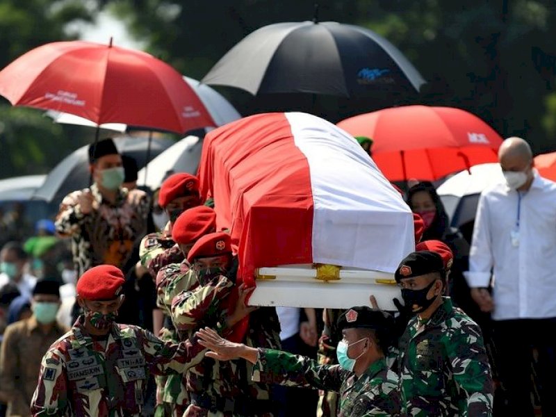 Dimakamkan secara Militer, Alm Pramono Edhie Berseblahan Pusara Ani Yudhoyono