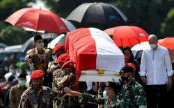 Dimakamkan secara Militer, Alm Pramono Edhie Berseblahan Pusara Ani Yudhoyono