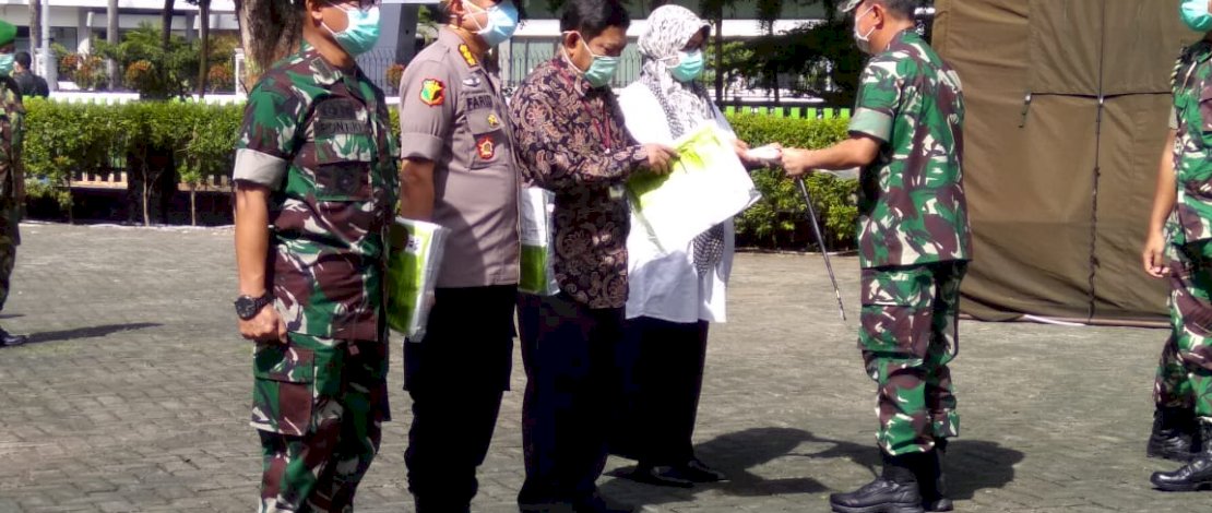 Tentara dari Kodam XIV Hasanuddin, memperlihatkan APD sumbangan dari BNPB.