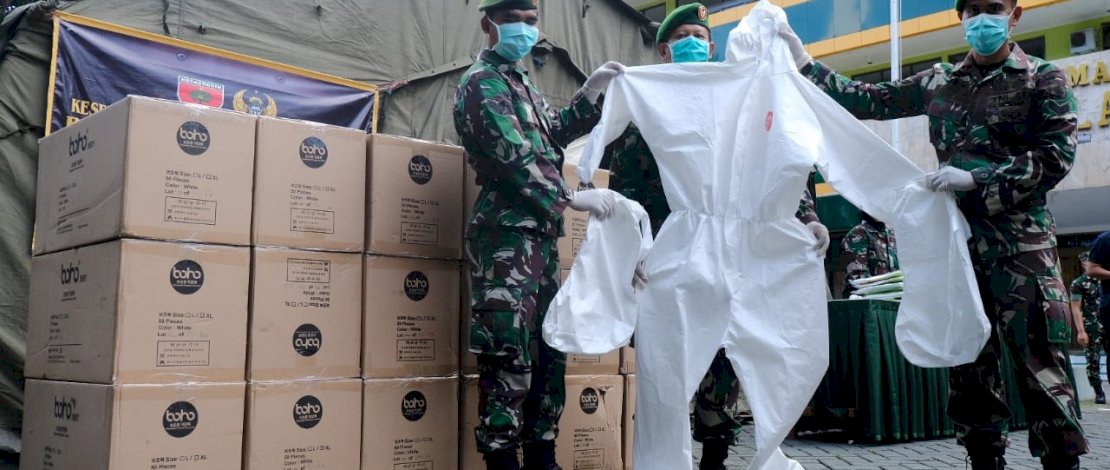 Tentara dari Kodam XIV Hasanuddin, memperlihatkan APD sumbangan dari BNPB.