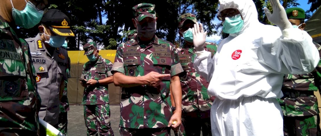 Tentara dari Kodam XIV Hasanuddin, memperlihatkan APD sumbangan dari BNPB.