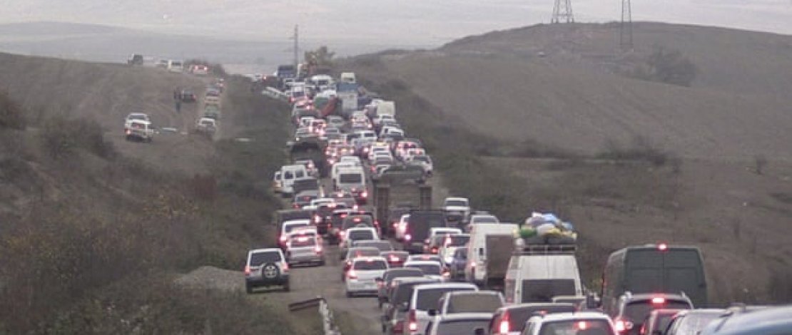 Orang-orang melarikan diri dari Nagorno-Karabakh ke Armenia pada hari Sabtu saat pasukan Azerbaijan menyerbu. (Foto: AP)