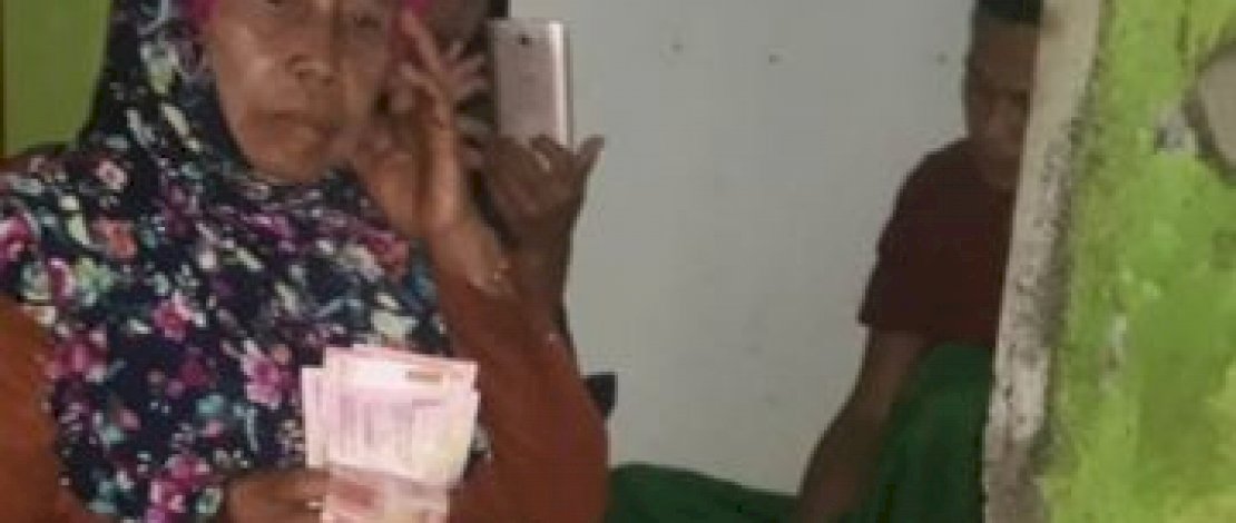 Nenek Arni usai mediasi dengan Ketua RT. Nenek Arni usai mediasi dengan Ketua RT.