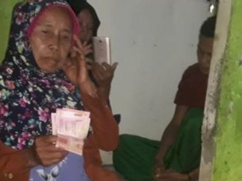 Diteriaki Maling Gara-gara Bansos, Pak RT Tampar Nenek-nenek