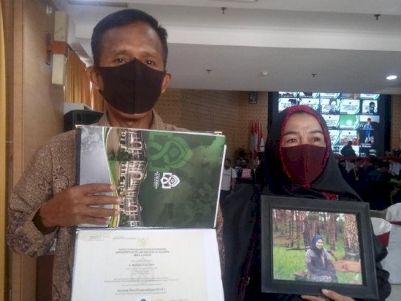 Tangis Ayah Pecah Saat Tahu Almarhumah Putrinya Cumlaude di Wisuda UIN Alauddin Makassar