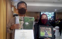 Tangis Ayah Pecah Saat Tahu Almarhumah Putrinya Cumlaude di Wisuda UIN Alauddin Makassar