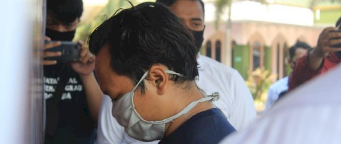 Hamid saat dihadirkan polisi dalam konferensi pers di Mapolresta Bandung. (Sumber: Muh Iqbal/Detik)