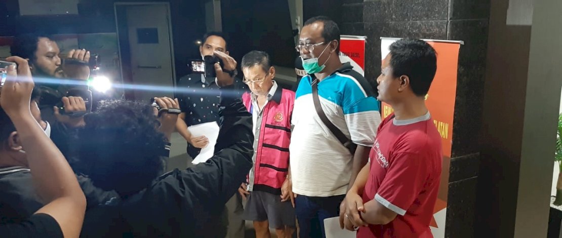 Ayong (rompi merah), saat diamankan.