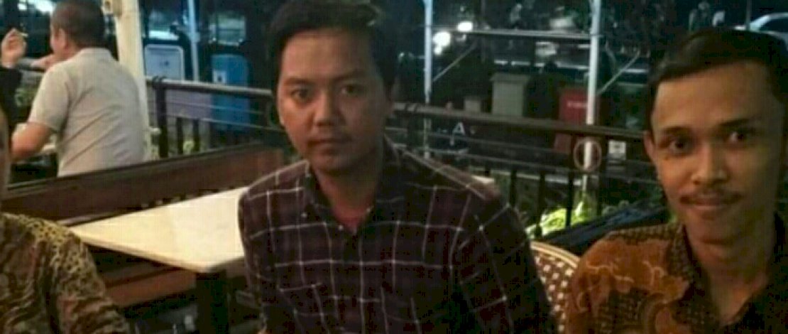 Azis Dumpa (tengah).