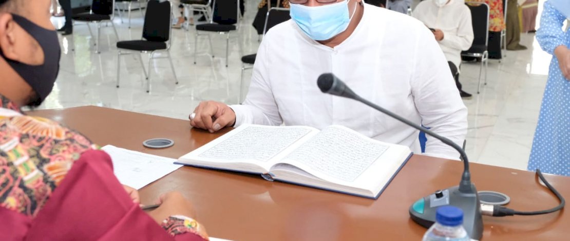 Para peserta promosi jabatan di Pemkab Gowa, dites membaca Al Qur'an di depan Imam Masjid Agung Syekh Yusuf, Gowa.