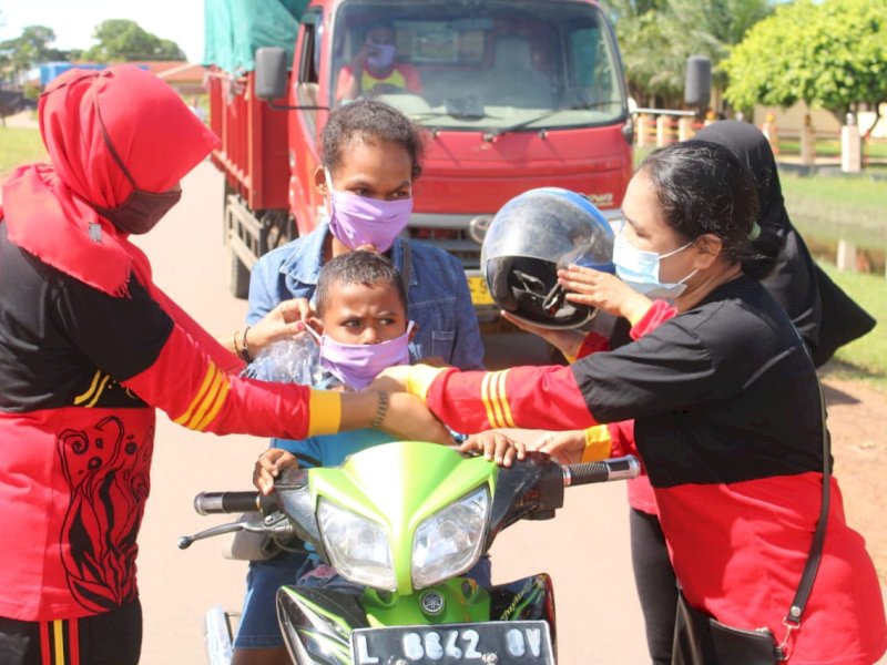 Bhayangkari Brimob Merauke Bagi Masker Secara Gratis