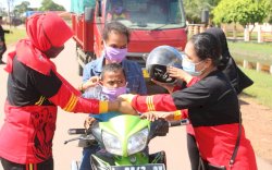 Bhayangkari Brimob Merauke Bagi Masker Secara Gratis