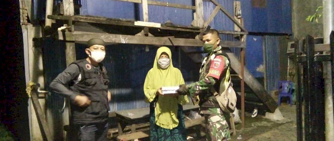 Lurah Bitowa dan babinsa serta bhabinkamtibmas membagikan makanan sahur ke warga. 