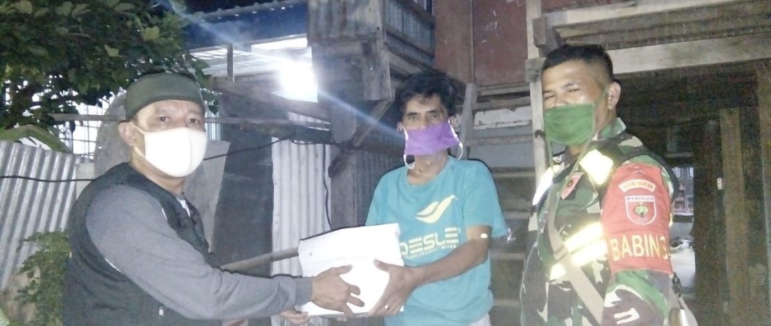 Lurah Bitowa dan babinsa serta bhabinkamtibmas membagikan makanan sahur ke warga. 