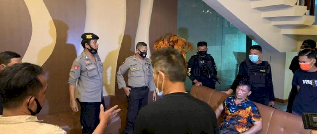 Mashar Usman (duduk) diamankan setelah membakar kasur hotel tempatnya menginap.