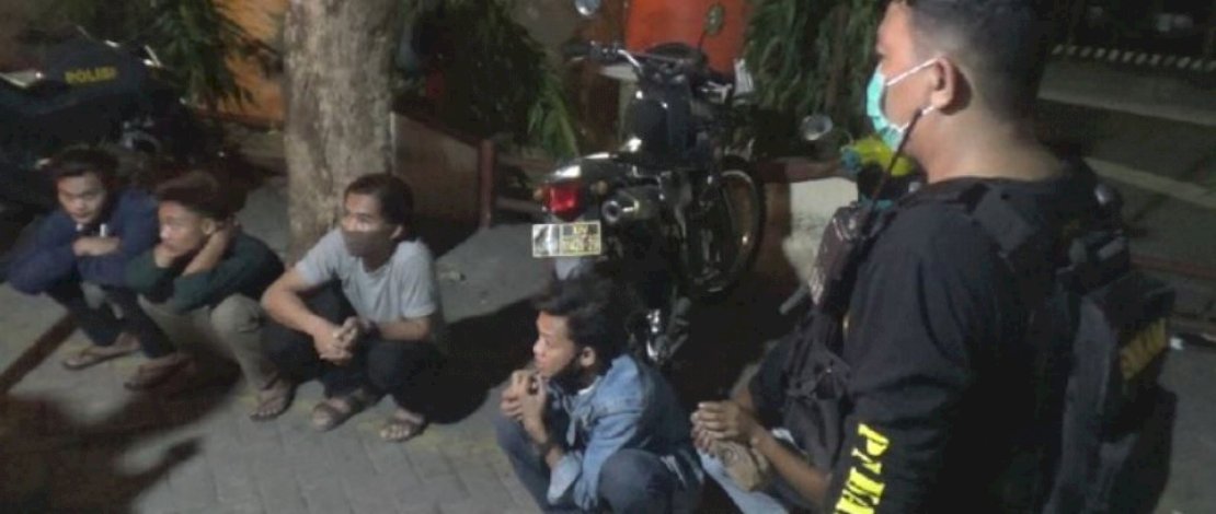 Pemuda mengaku dari Jeneponto, diamankan Tim Penikam Polrestabes Makassaar. Pemuda mengaku dari Jeneponto, diamankan Tim Penikam Polrestabes Makassaar.