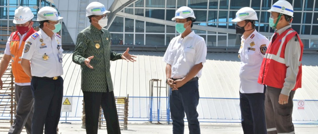 Gubernur Sulsel saat meninjau bandara Sultan Hasanuddin.
