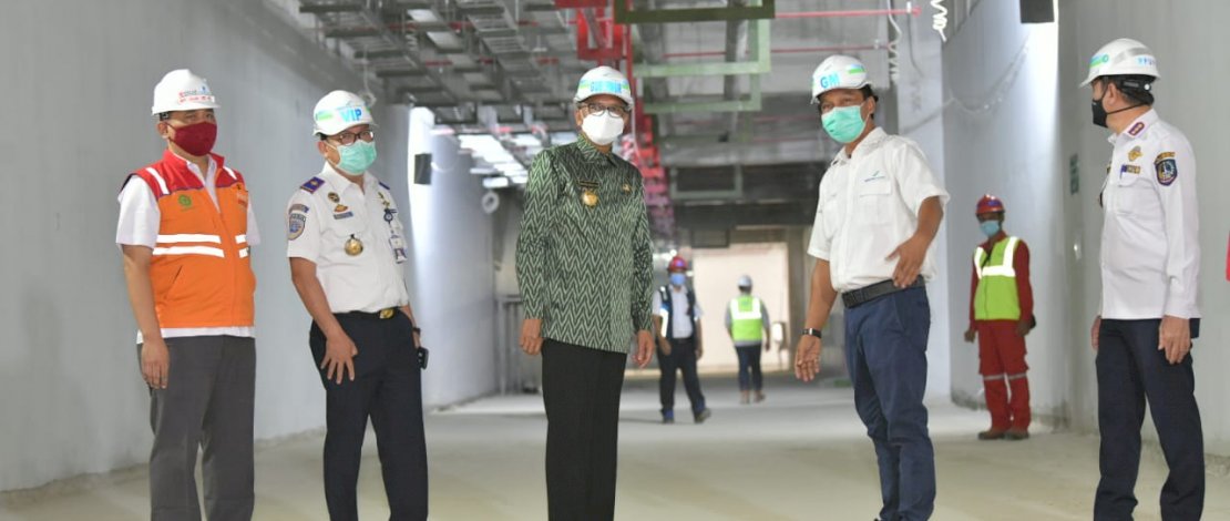 Gubernur Sulsel saat meninjau bandara Sultan Hasanuddin.