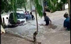 Banjir 3 Meter Kepung Bantaeng, 4 Rumah Hanyut, Satu Tewas Tersengat Listrik